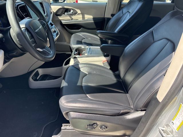 Used 2024 Chrysler Pacifica Touring-L FWD image 9