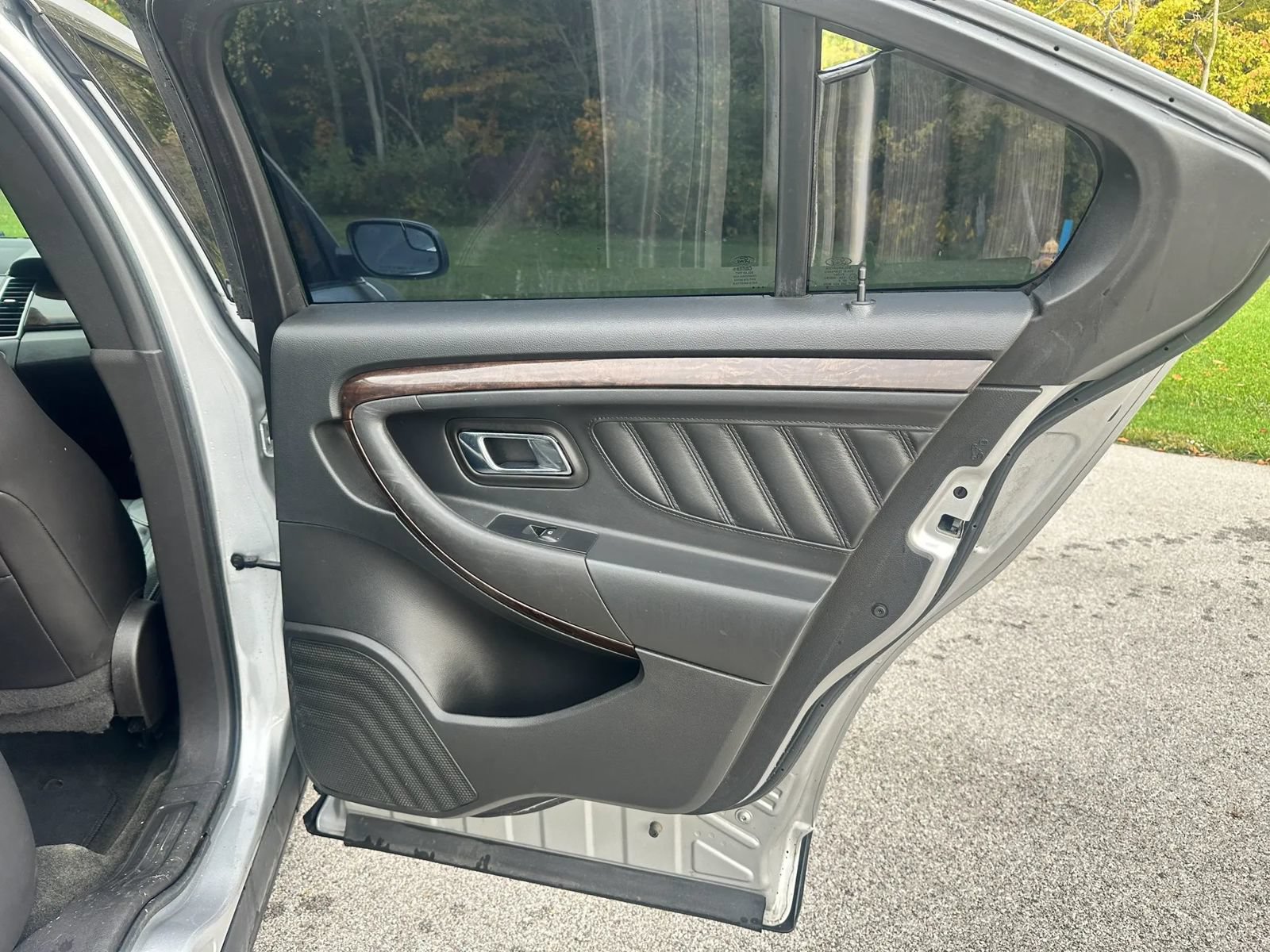 Used 2015 Ford Taurus Limited FWD image 16
