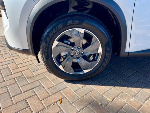 Used 2025 Nissan Rogue SV image 10