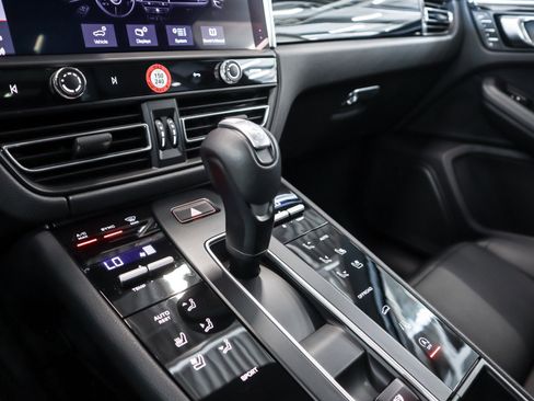 Certified 2025 Porsche Macan image 17