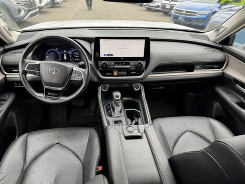 Used 2024 Toyota Grand Highlander Limited image 13