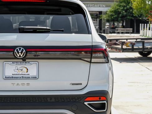 Used 2025 Volkswagen Taos SEL AWD/4WD image 57