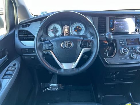 Used 2017 Toyota Sienna SE image 19