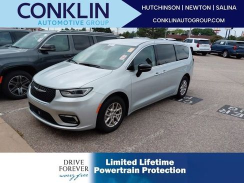 Used 2024 Chrysler Pacifica Touring-L FWD image 1