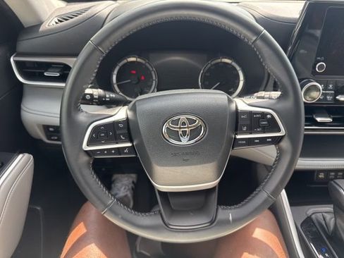 Used 2023 Toyota Highlander LE AWD/4WD image 13