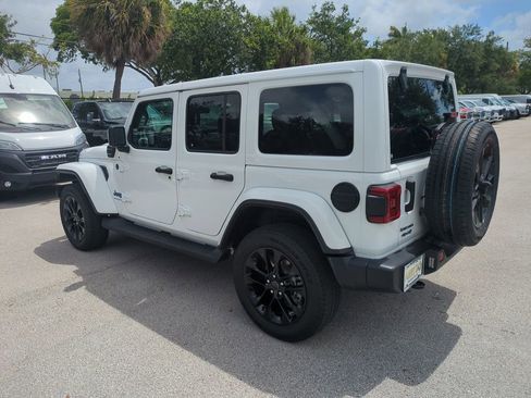 Used 2025 Jeep Wrangler Unlimited Sahara AWD/4WD image 8
