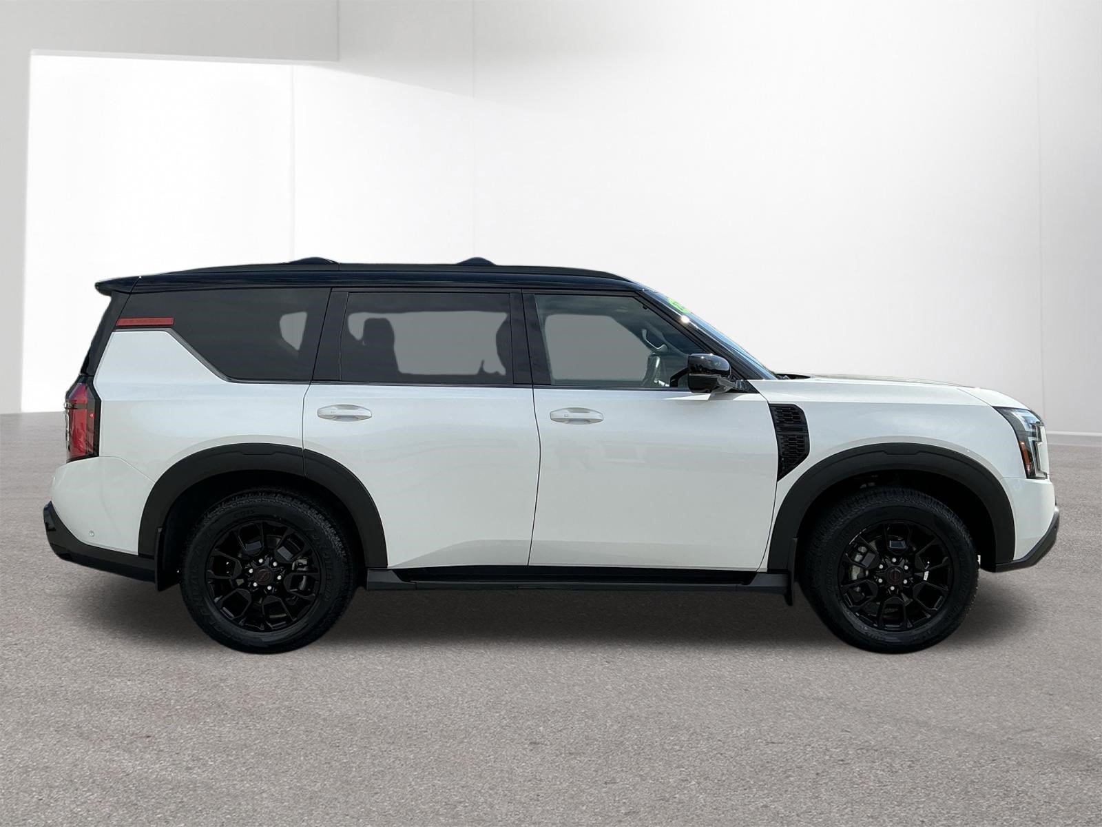 Used 2025 Nissan Armada PRO-4X AWD/4WD image 2