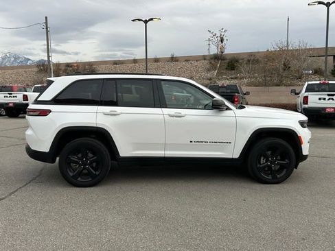 Used 2023 Jeep Grand Cherokee Altitude AWD/4WD image 7