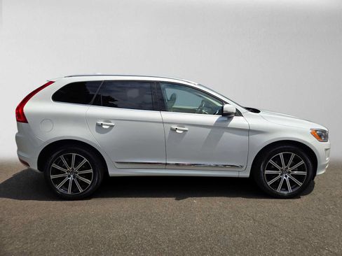 Used 2016 Volvo XC60 T5 Premier w/ Proximity Package FWD image 2