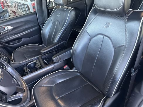 Used 2021 Chrysler Pacifica Limited w/ S Appearance Package image 25