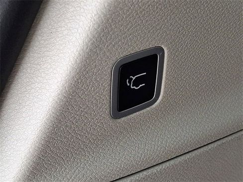 Used 2023 Chrysler Pacifica Touring-L image 26