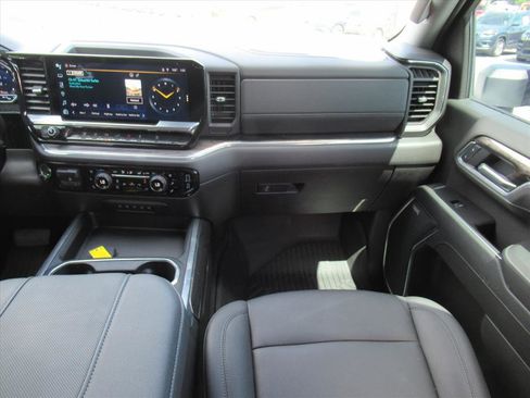 Used 2025 Chevrolet Silverado 2500 LTZ w/ LTZ Convenience Package image 17