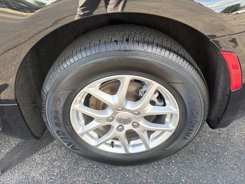 Used 2024 Chrysler Pacifica Touring-L FWD image 30