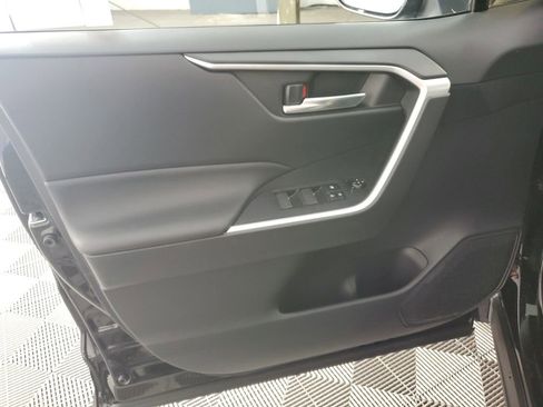 Used 2025 Toyota RAV4 SE image 27