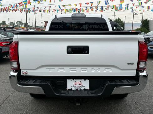 Used 2018 Toyota Tacoma TRD Off-Road AWD/4WD image 5