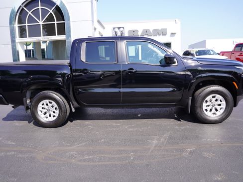 Used 2024 Nissan Frontier SV w/ Technology Package AWD/4WD image 2
