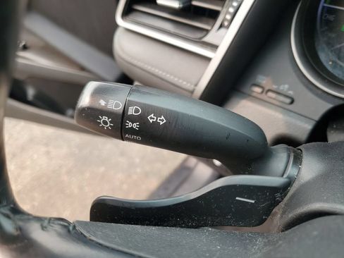 Used 2021 Toyota Camry SE w/ Cold Weather Package FWD image 14
