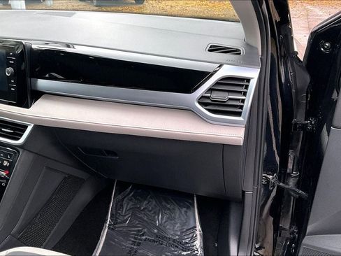 Certified 2025 Volkswagen Taos SE w/ Panoramic Sunroof Package image 16