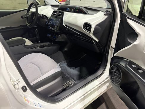 Used 2022 Toyota Prius LE AWD/4WD image 28