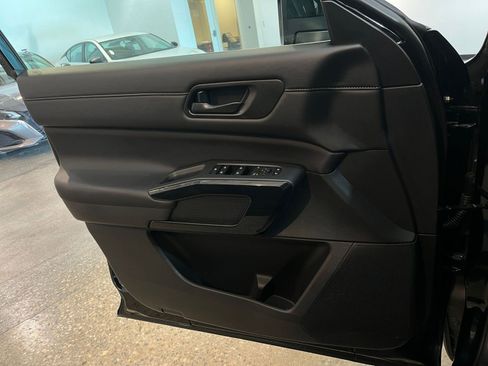 Used 2025 Nissan Pathfinder SV image 18