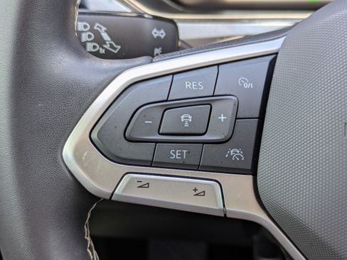 Used 2024 Volkswagen Taos SE w/ Panoramic Sunroof Package FWD image 24