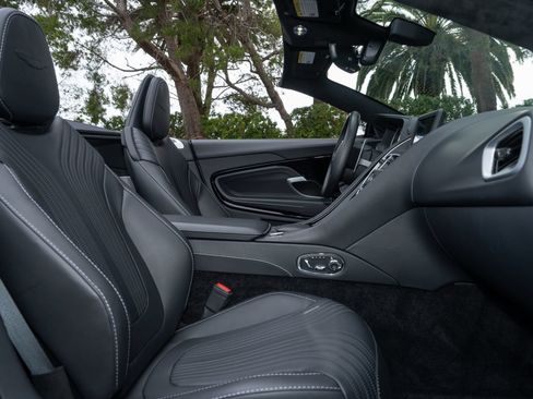Used 2022 Aston Martin DB11 Volante RWD image 23