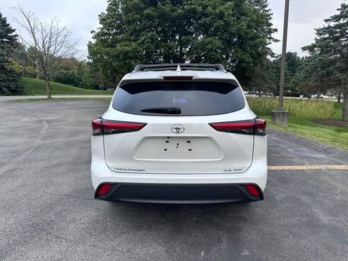 Used 2023 Toyota Highlander XLE AWD/4WD image 4