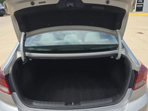 Used 2020 Hyundai Elantra SE FWD image 22