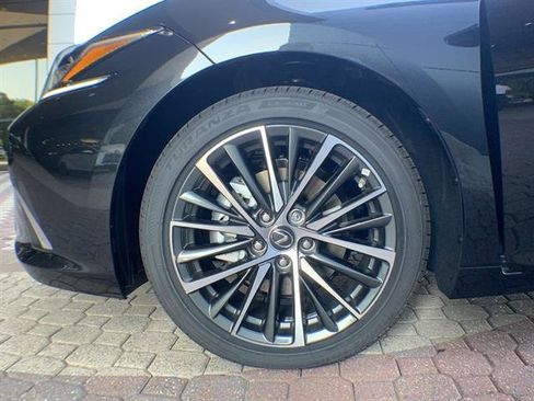 Used 2025 Lexus ES 300h w/ Premium Package image 2