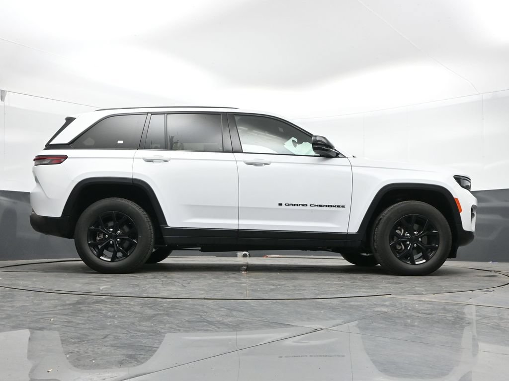 Used 2025 Jeep Grand Cherokee Altitude AWD/4WD image 39