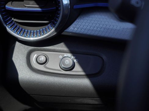 New 2026 Chevrolet Trax LT w/ LT Convenience Package FWD image 19