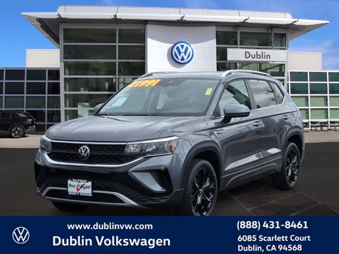 Used 2023 Volkswagen Taos SE w/ Panoramic Sunroof Package FWD image 8