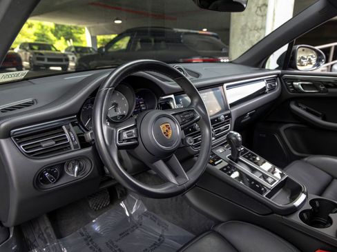Certified 2022 Porsche Macan S AWD/4WD image 4