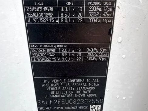Used 2025 Land Rover Defender 130 X-Dynamic SE AWD/4WD image 3