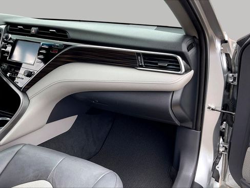 Used 2018 Toyota Camry XLE FWD image 19
