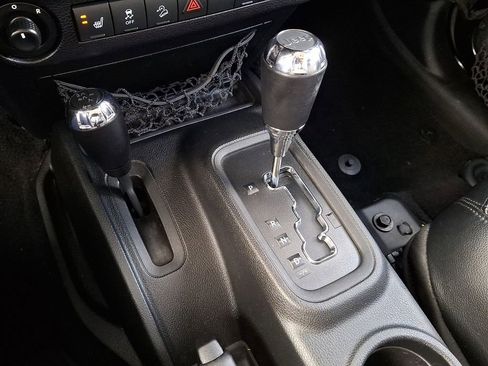 Used 2016 Jeep Wrangler Unlimited Sahara image 14