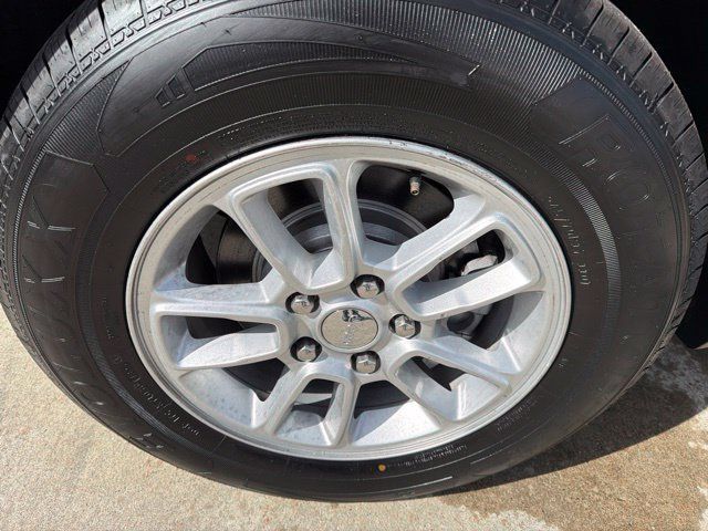 Used 2019 Jeep Grand Cherokee Laredo AWD/4WD image 7