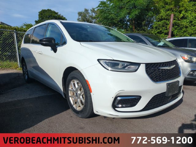 Used 2024 Chrysler Pacifica Touring-L FWD image 1