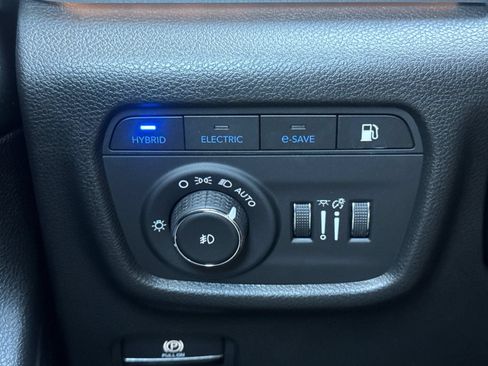Used 2023 Jeep Grand Cherokee Trailhawk w/ Advanced Protech Group II AWD/4WD image 34