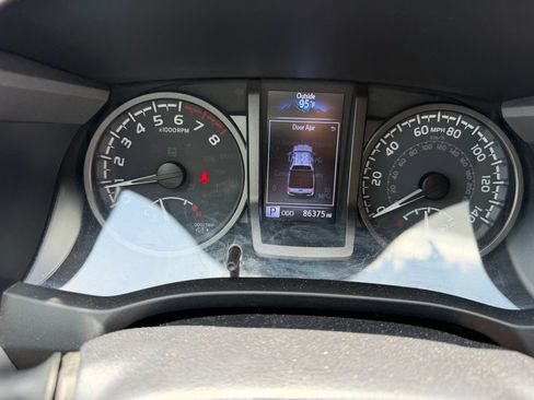Used 2022 Toyota Tacoma TRD Off-Road w/ Technology Package AWD/4WD image 30