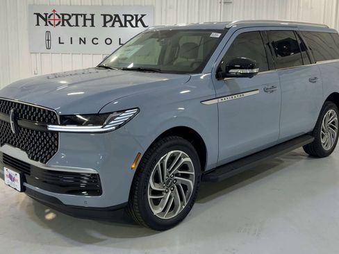 New 2026 Lincoln Navigator L Premier AWD/4WD image 5