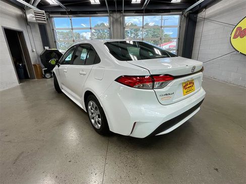 Used 2022 Toyota Corolla LE FWD image 3