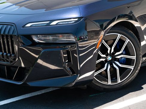 Used 2023 BMW i7 xDrive60 AWD/4WD image 3