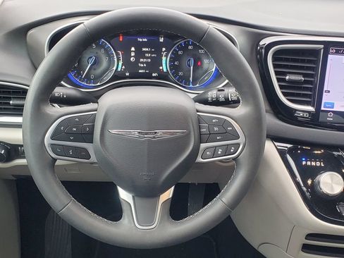 Used 2023 Chrysler Pacifica Touring-L FWD image 27