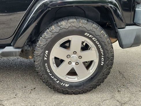 Used 2009 Jeep Wrangler Unlimited Sahara w/ Dual Top Group AWD/4WD image 28