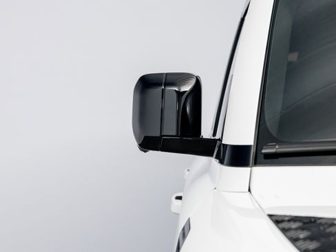 Used 2023 Land Rover Defender 110 X-Dynamic SE image 6