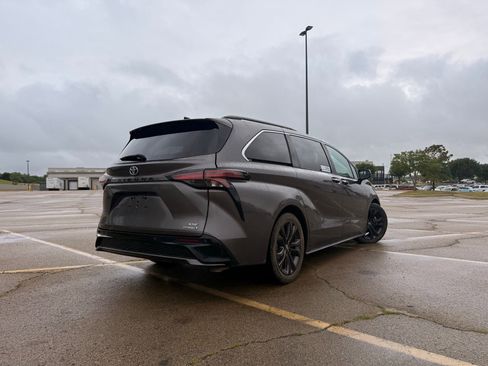 Used 2022 Toyota Sienna XSE FWD image 6