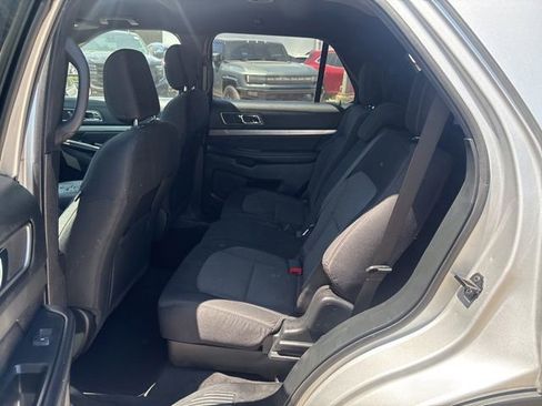 Used 2018 Ford Explorer XLT w/ Equipment Group 201A FWD image 18