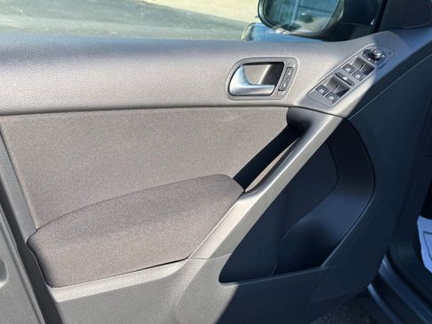 Used 2017 Volkswagen Tiguan Limited w/ Alloy Wheels Package image 25