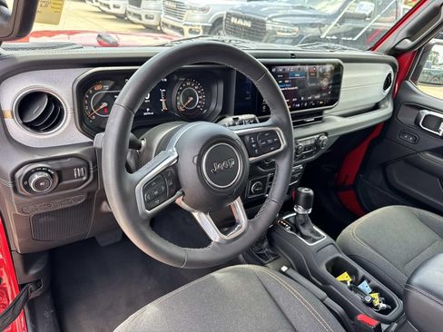 Used 2025 Jeep Wrangler Unlimited Sahara AWD/4WD image 24